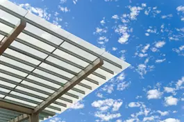 "ישנן דוגמאות מגוונות לקירוי של פרגולה חשמלית, והן מגיעות במגוון גדלים"